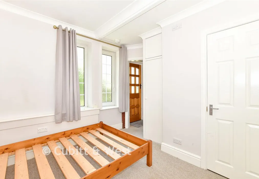Flat C Bedroom - Kings Avenue, Chichester, West Sussex - Wards of Kent