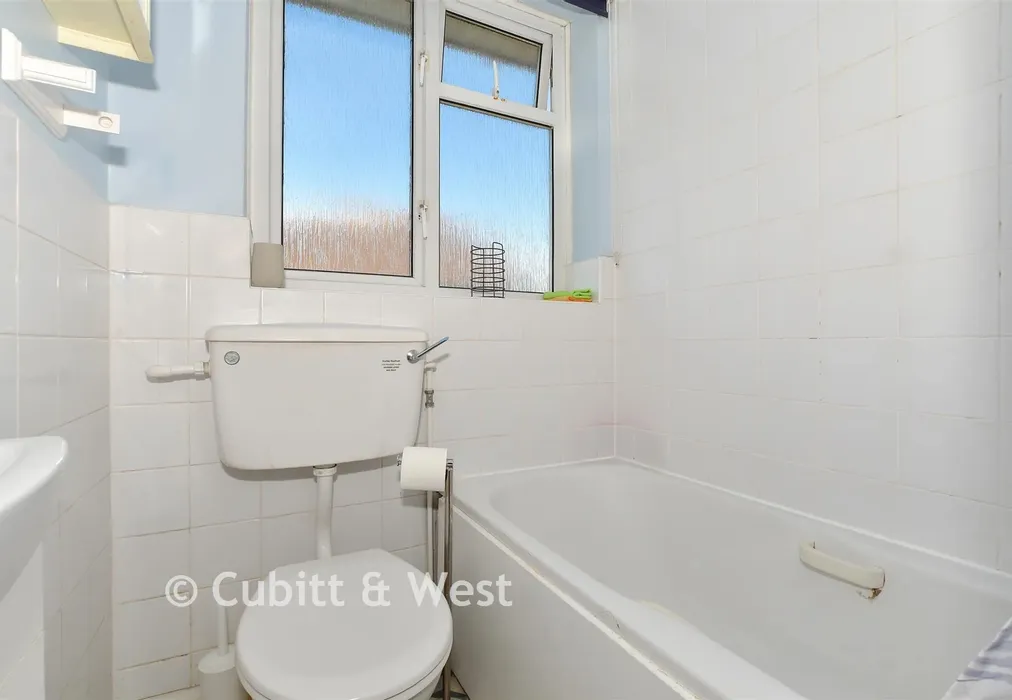 Bathroom - Spencers Road, Horsham, West Sussex - Wards of Kent
