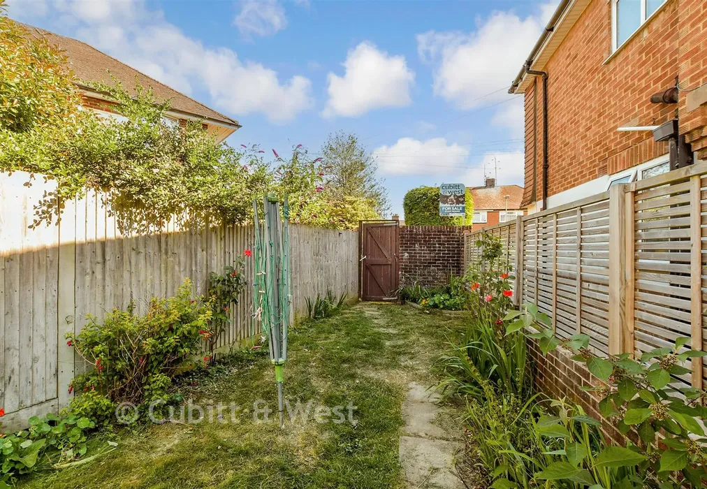 Side Garden - Spencers Road, Horsham, West Sussex - Wards of Kent