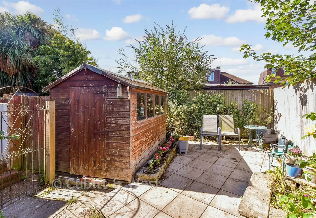 Side Garden - Spencers Road, Horsham, West Sussex - Wards of Kent