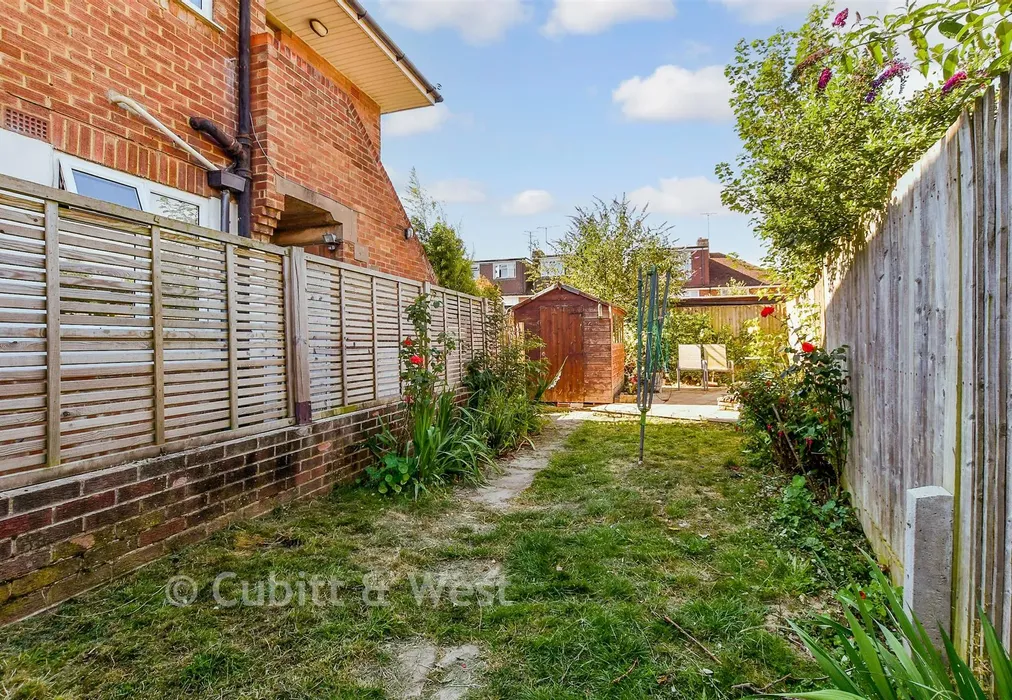 Side Garden - Spencers Road, Horsham, West Sussex - Wards of Kent