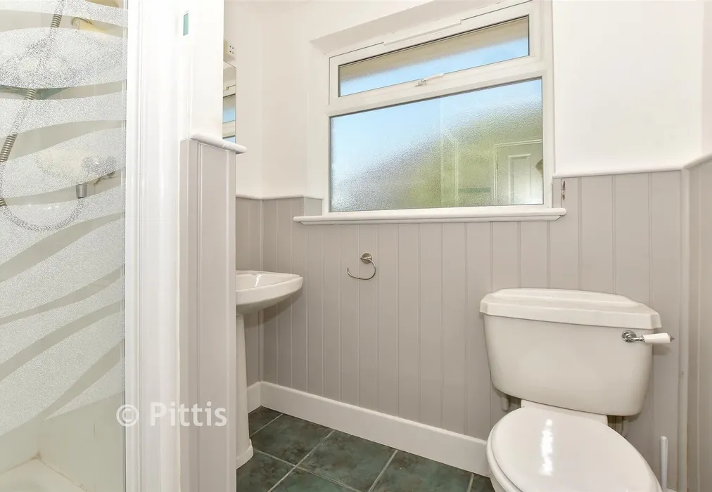 Shower Room - Roseway Lake, Sandown, Isle of Wight - Wards of Kent