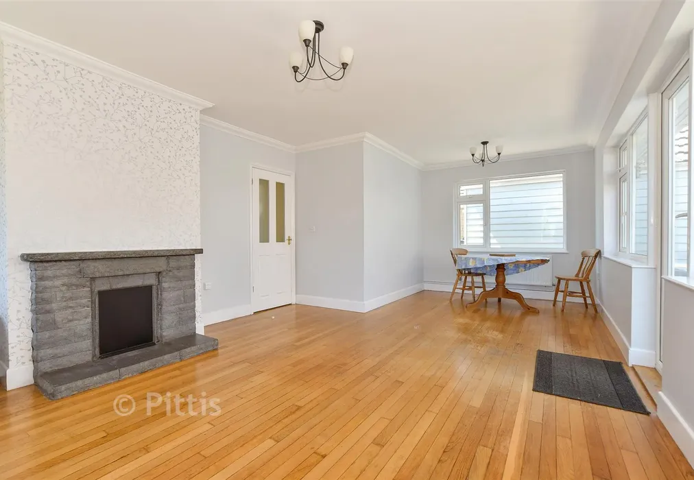 Lounge/Dining Room - Roseway Lake, Sandown, Isle of Wight - Wards of Kent