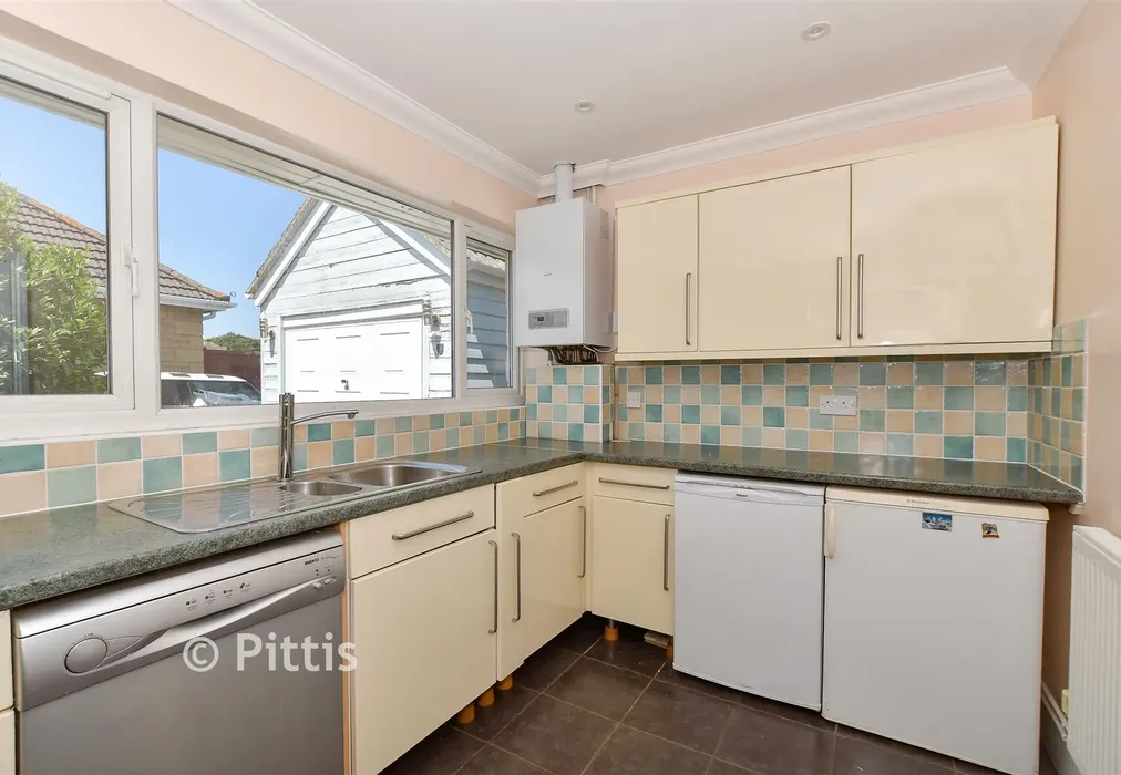 Kitchen - Roseway Lake, Sandown, Isle of Wight - Wards of Kent