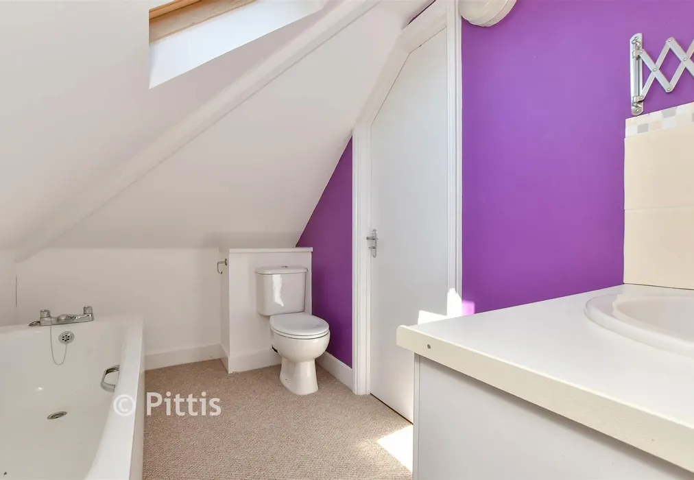 En-Suite Bathroom - Roseway Lake, Sandown, Isle of Wight - Wards of Kent