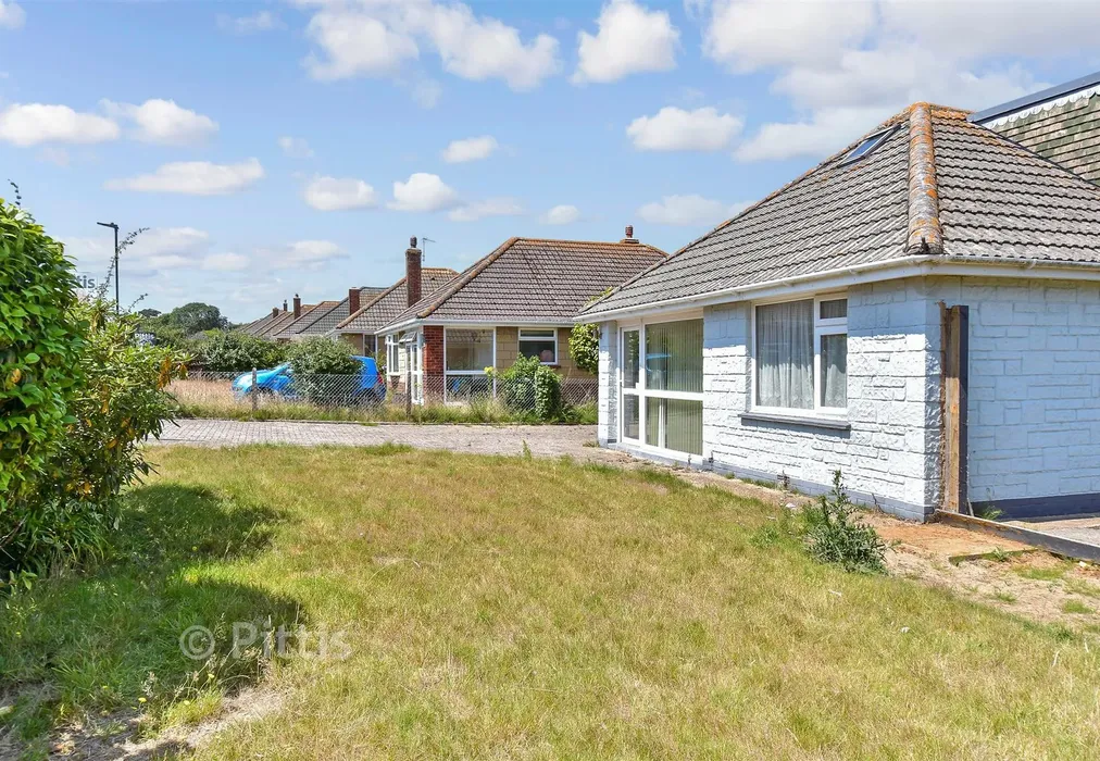 Front Garden - Roseway Lake, Sandown, Isle of Wight - Wards of Kent