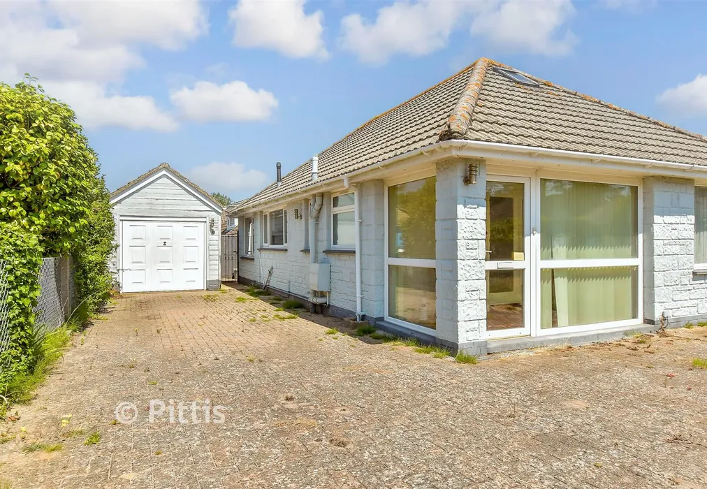 Driveway/Parking - Roseway Lake, Sandown, Isle of Wight - Wards of Kent