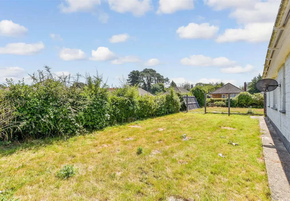 Side Garden - Roseway Lake, Sandown, Isle of Wight - Wards of Kent
