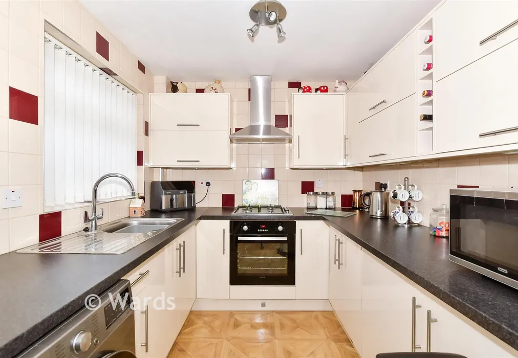 Kitchen - Keats Road, Larkfield, Kent - Wards of Kent