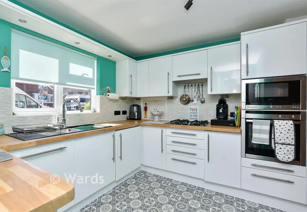 Kitchen - Elm Wood West, Whitstable, Kent - Wards of Kent