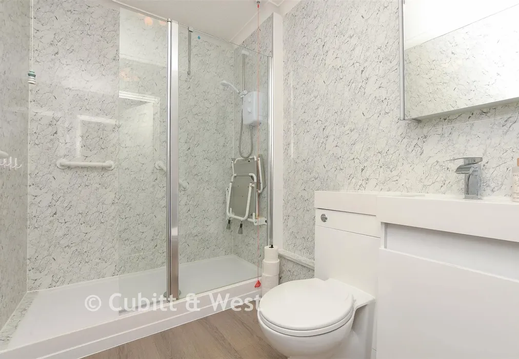 En-Suite Shower Room - Alma Road, Reigate, Surrey - Wards of Kent