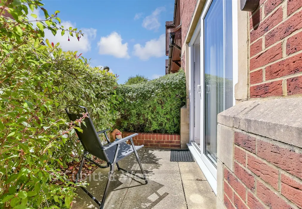 Side Garden - Alma Road, Reigate, Surrey - Wards of Kent