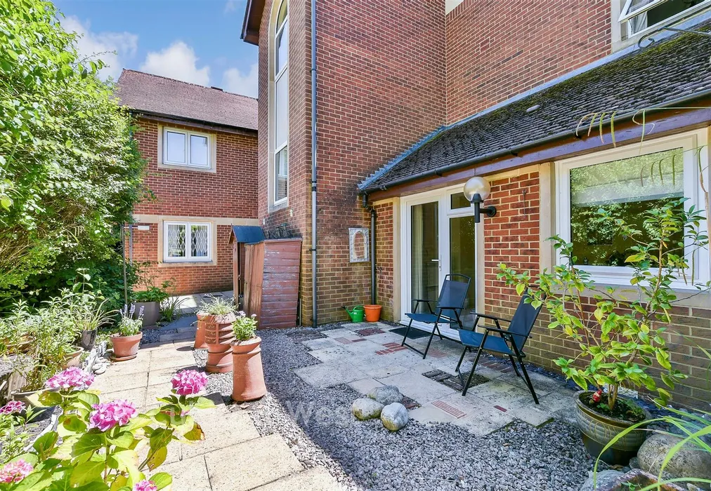 Side Garden - Alma Road, Reigate, Surrey - Wards of Kent