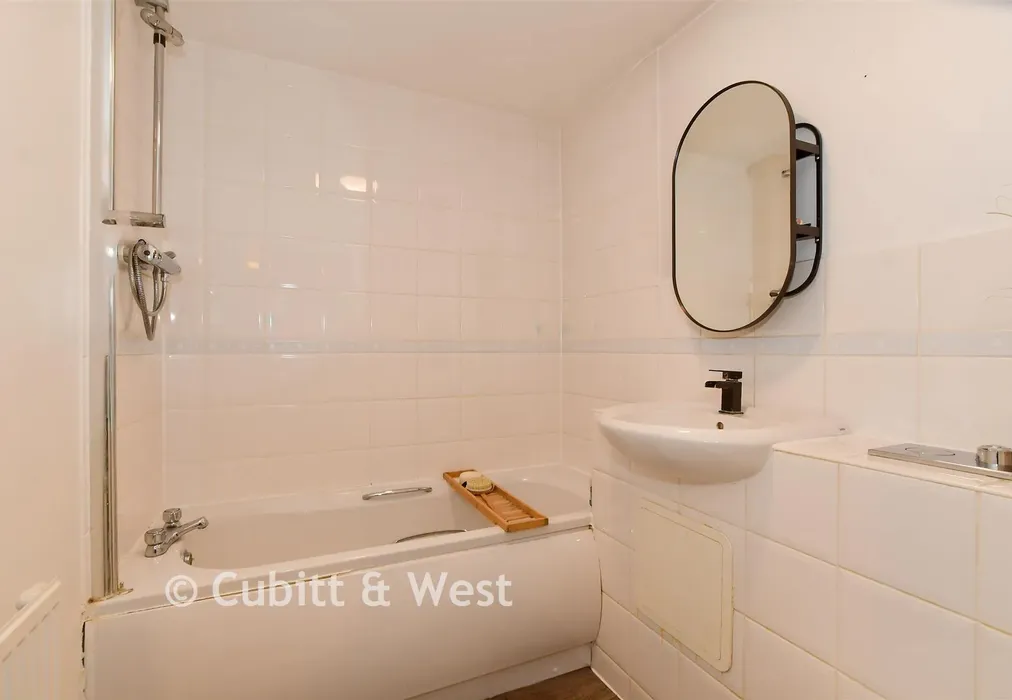 Bathroom - Commonwealth Drive, Commonwealth Drive, West Sussex - Wards of Kent