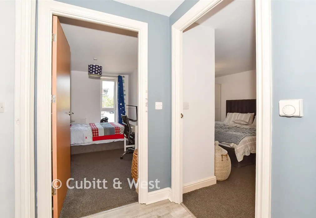 Hallway - Commonwealth Drive, Commonwealth Drive, West Sussex - Wards of Kent