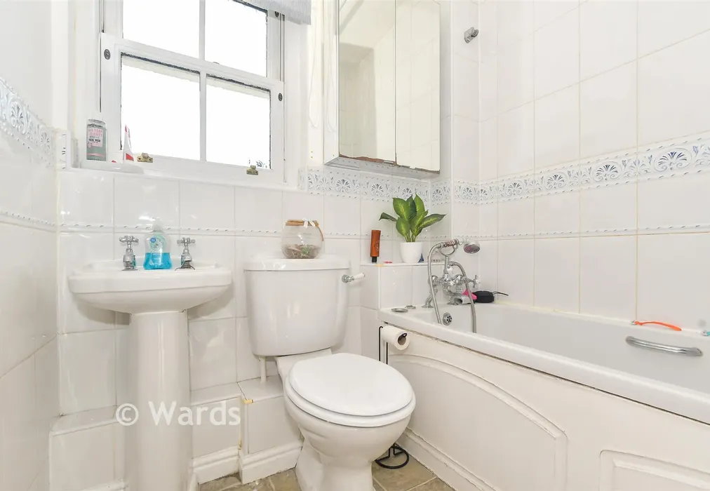 Bathroom - Aspen Road, Herne Bay, Kent - Wards of Kent