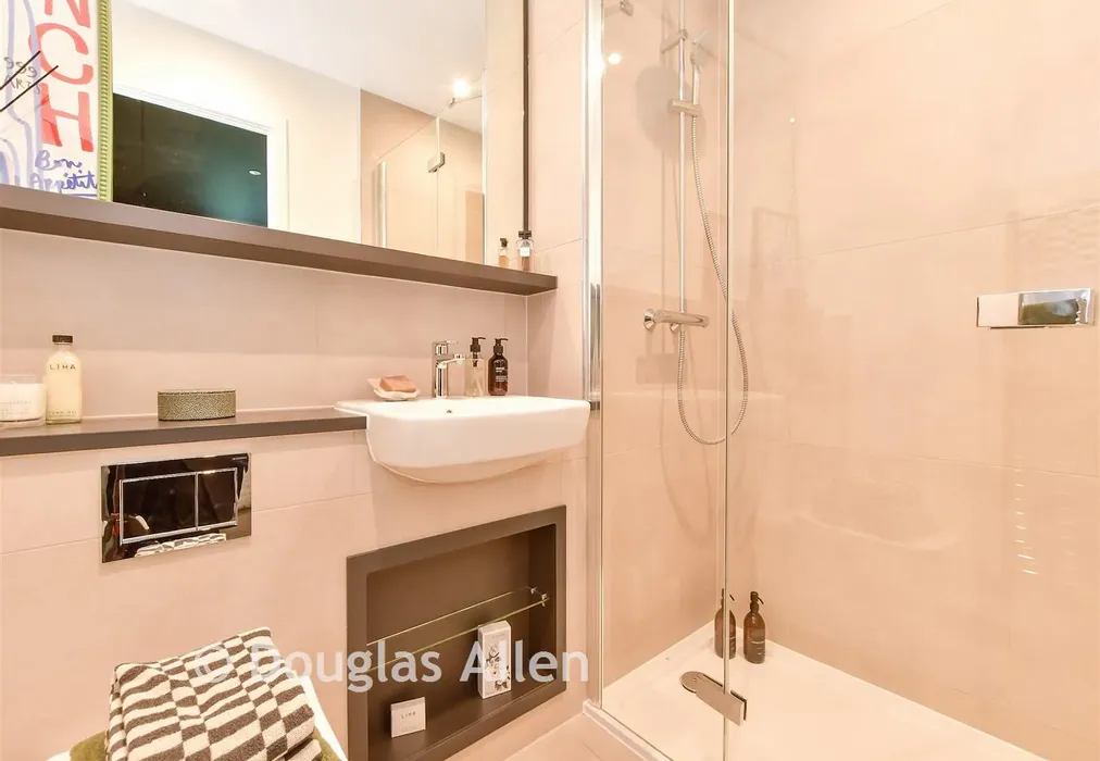 En-Suite - The Empire, Dagenham Green, Kent Avenue, Dagenham, Essex - Wards of Kent