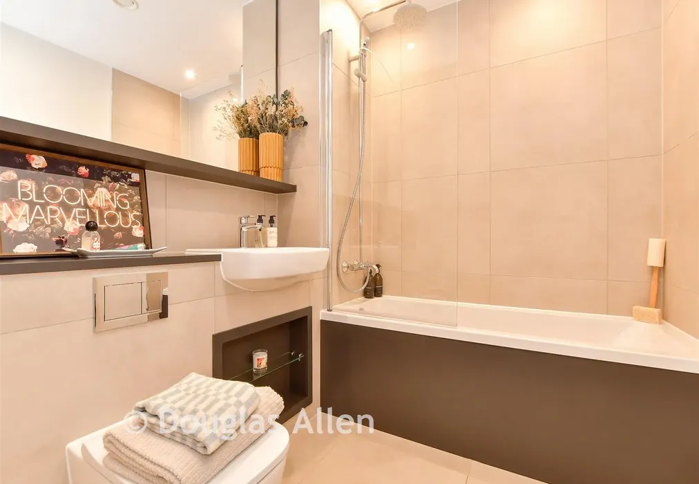 Bathroom Show Home - The Empire, Dagenham Green, Kent Avenue, Dagenham, Essex - Wards of Kent