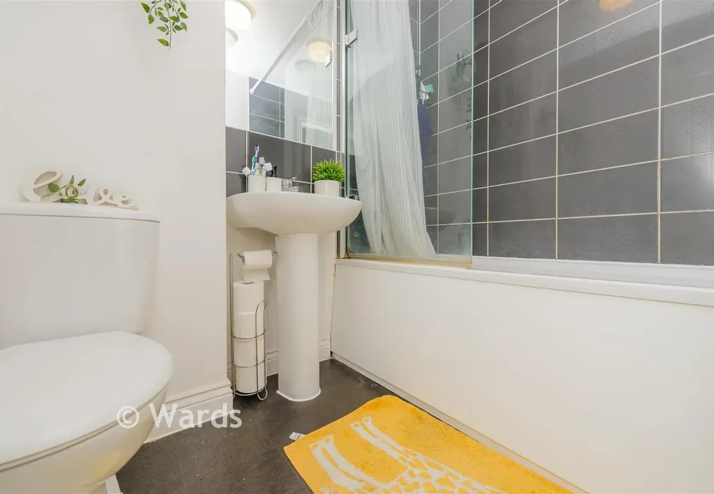 Bathroom - Fourier Grove, Dartford, Kent - Wards of Kent