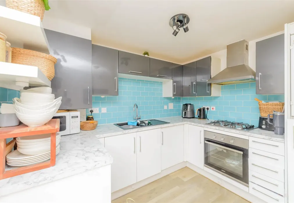 Kitchen - Fourier Grove, Dartford, Kent - Wards of Kent
