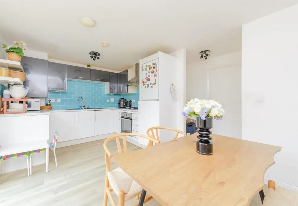 Kitchen - Fourier Grove, Dartford, Kent - Wards of Kent