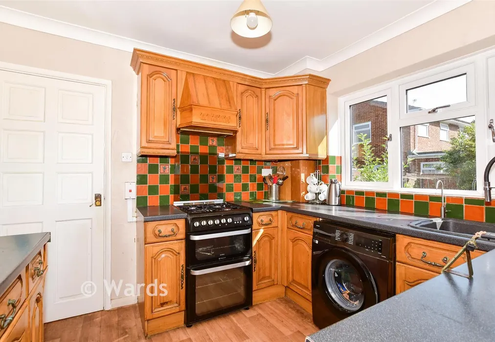 Kitchen - Blackmanstone Way, Maidstone, Kent - Wards of Kent