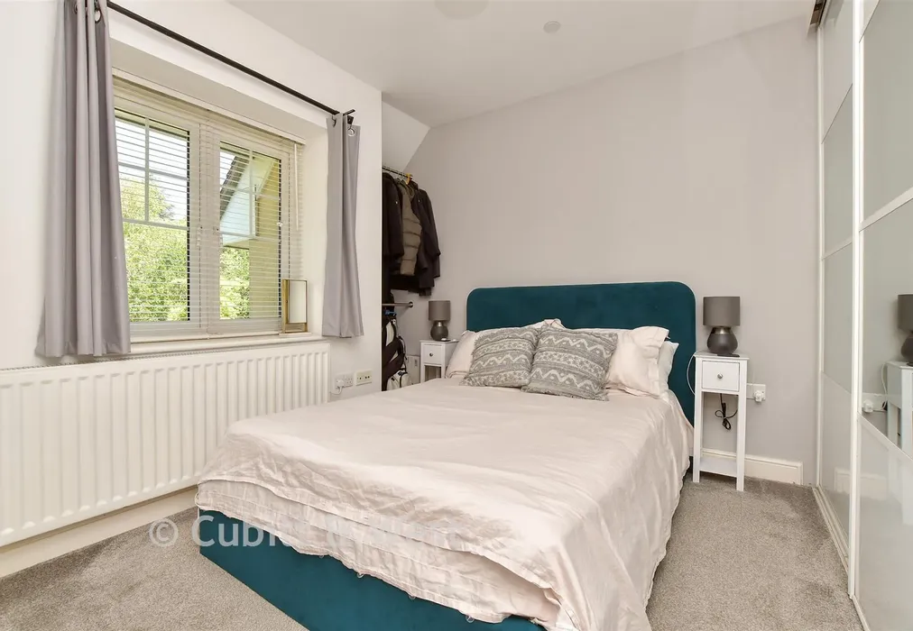 Bedroom - Woodcote Grove Road, Coulsdon, Surrey - Wards of Kent