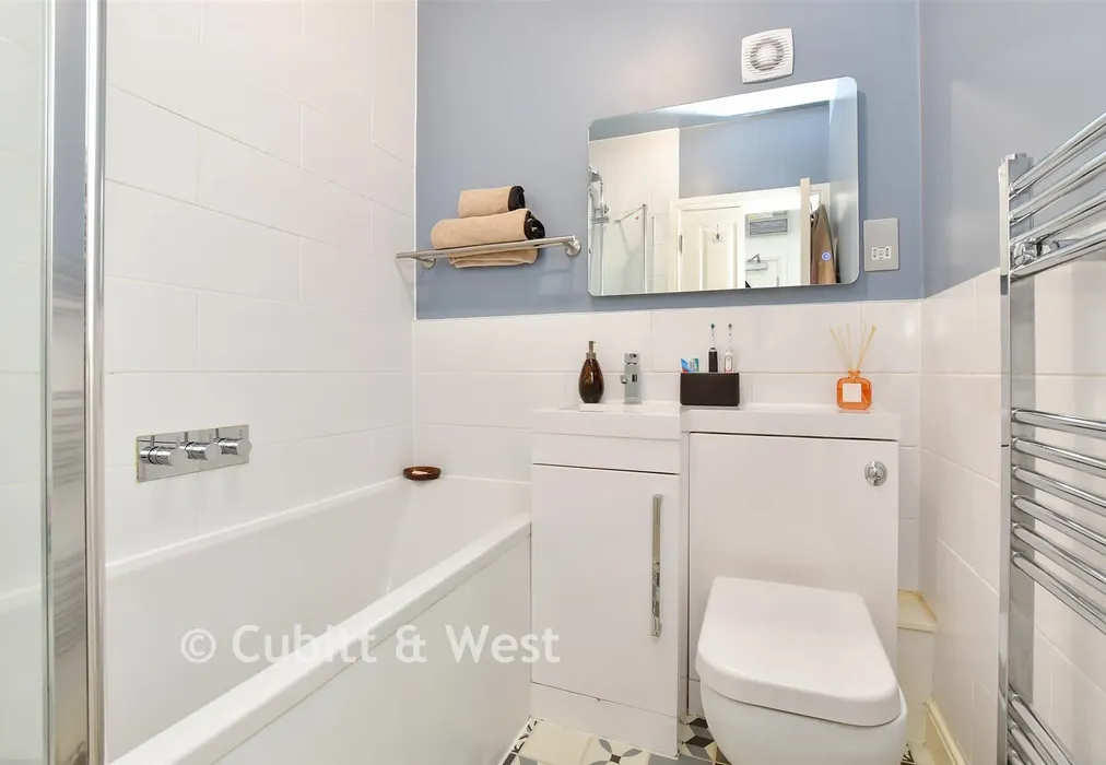 Bathroom - Woodcote Grove Road, Coulsdon, Surrey - Wards of Kent