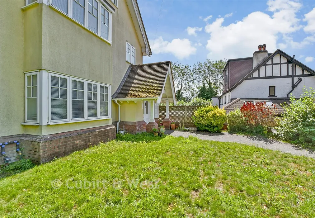 Communal Gardens - Woodcote Grove Road, Coulsdon, Surrey - Wards of Kent