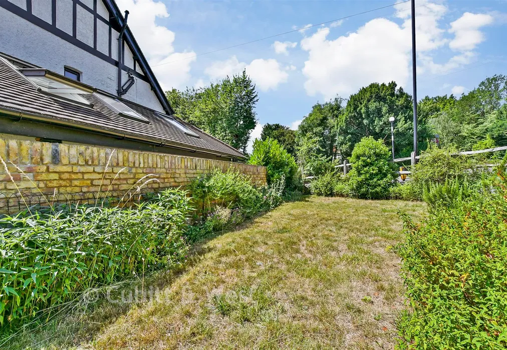 Communal Gardens - Woodcote Grove Road, Coulsdon, Surrey - Wards of Kent