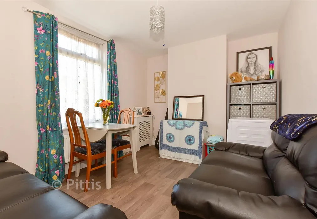 Lounge - Harding Road, Ryde, Isle of Wight - Wards of Kent