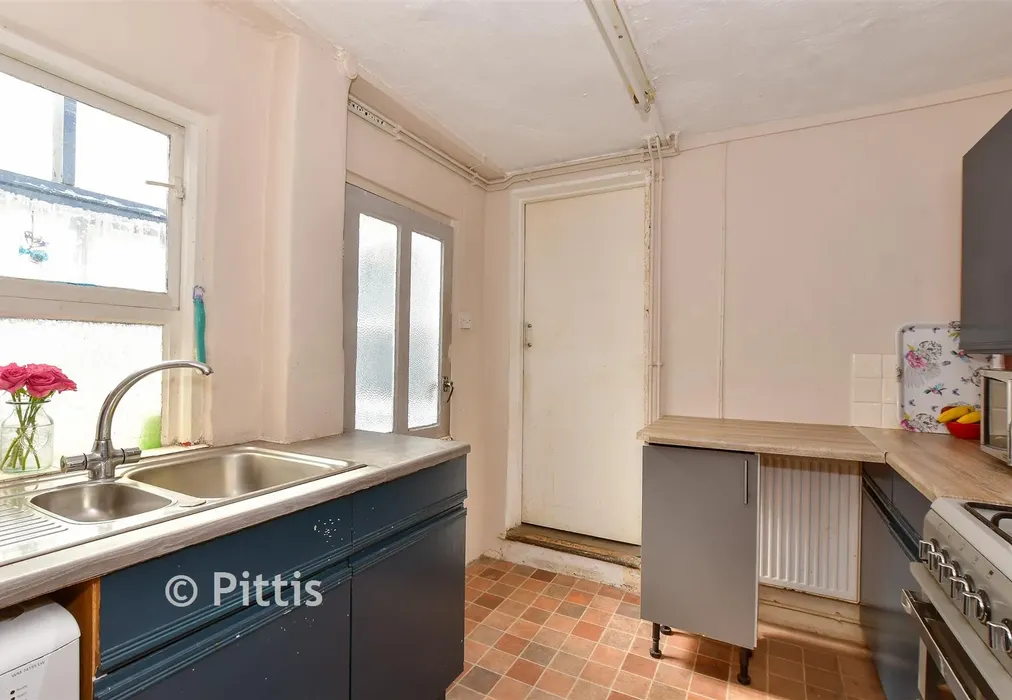 Kitchen - Harding Road, Ryde, Isle of Wight - Wards of Kent