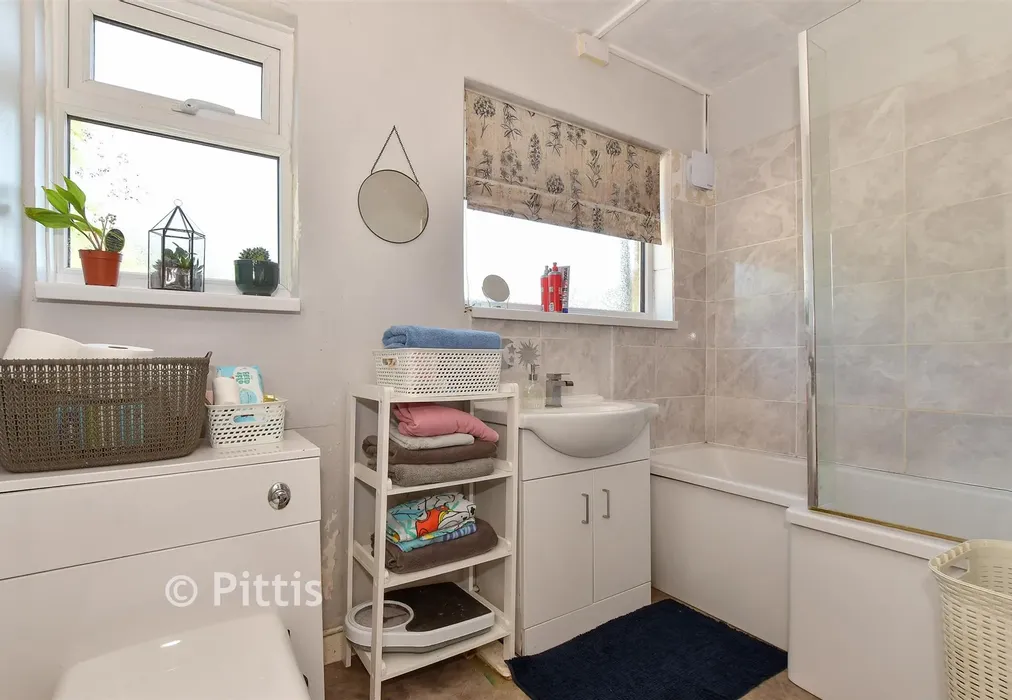 Bathroom - Harding Road, Ryde, Isle of Wight - Wards of Kent