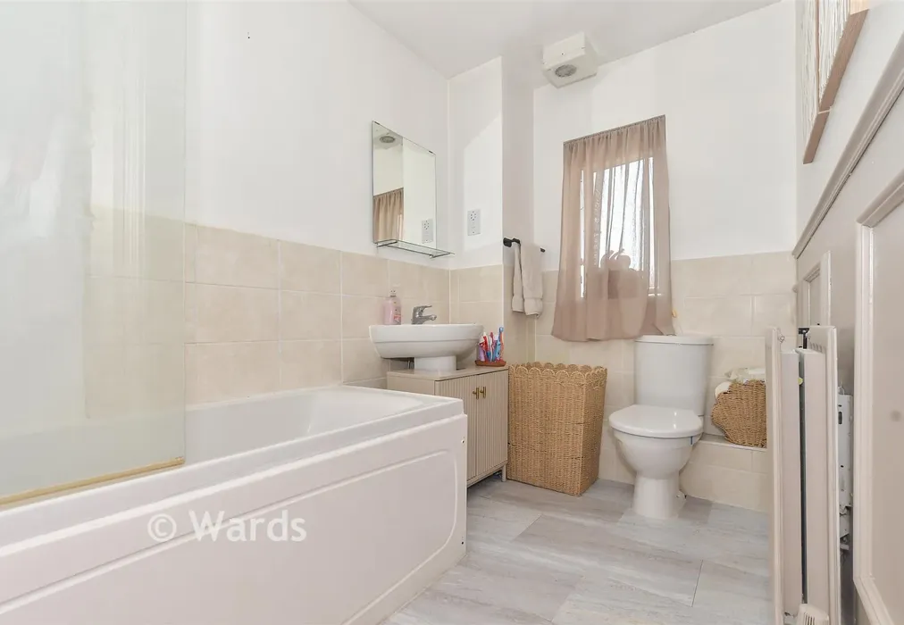 Bathroom - Bluebell Road, Kingsnorth, Ashford, Kent - Wards of Kent