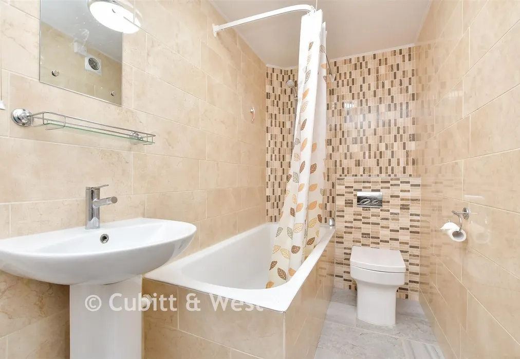 Bathroom - Croydon Road, Caterham, Surrey - Wards of Kent