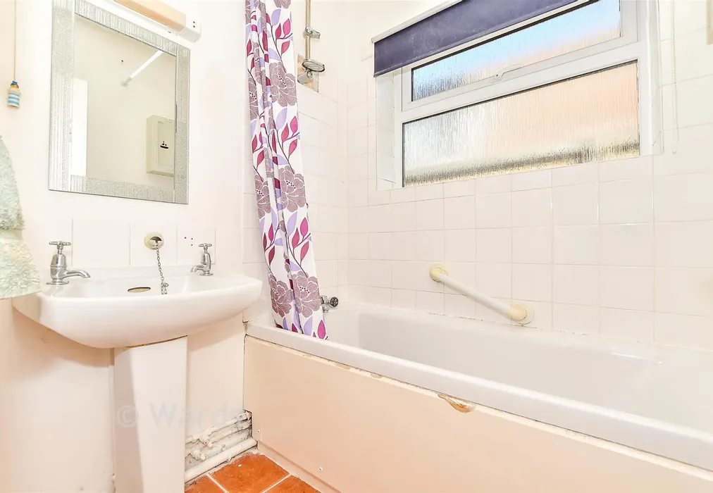 Bathroom - Coast Drive, Lydd On Sea, Kent - Wards of Kent