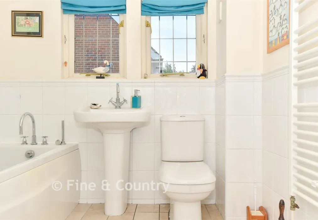 Bathroom - Maidstone Road, Horsmonden, Kent - Wards of Kent