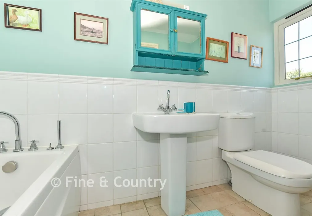 En-Suite Bathroom - Maidstone Road, Horsmonden, Kent - Wards of Kent