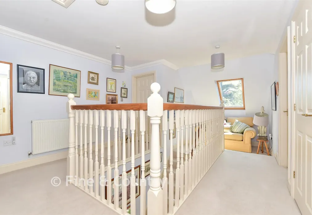 Landing - Maidstone Road, Horsmonden, Kent - Wards of Kent
