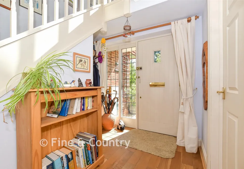 Entrance Hall - Maidstone Road, Horsmonden, Kent - Wards of Kent