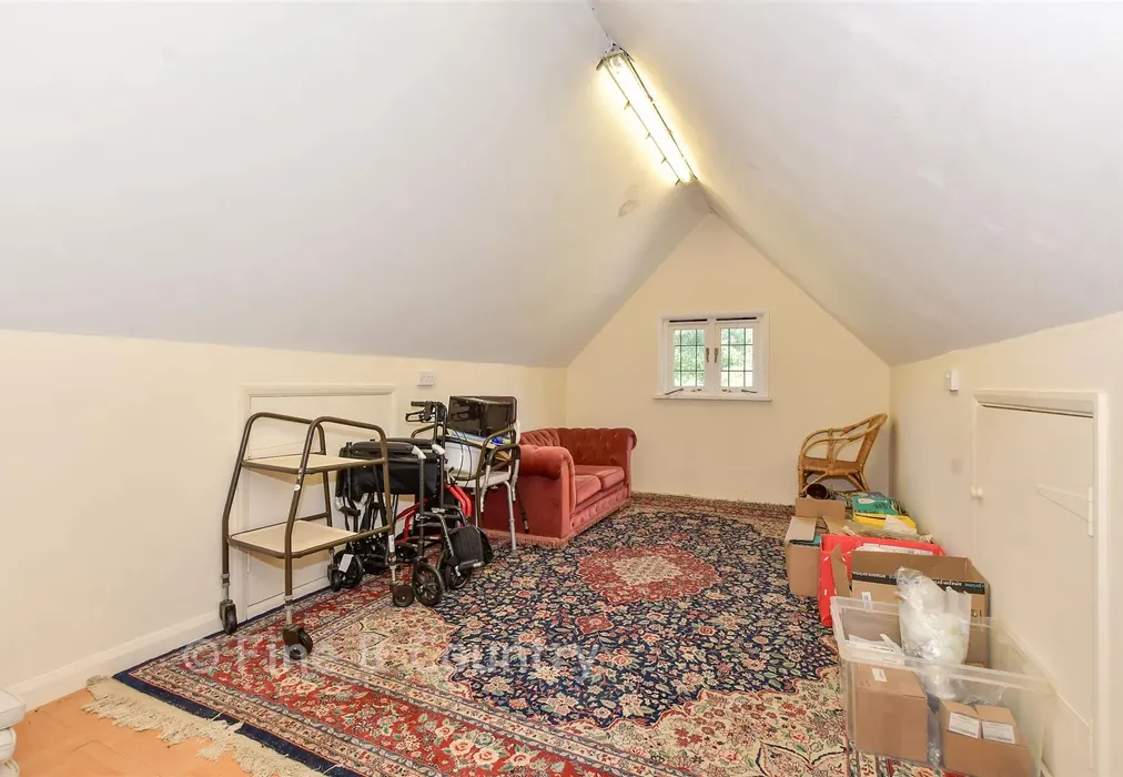 Room 1 - Maidstone Road, Horsmonden, Kent - Wards of Kent
