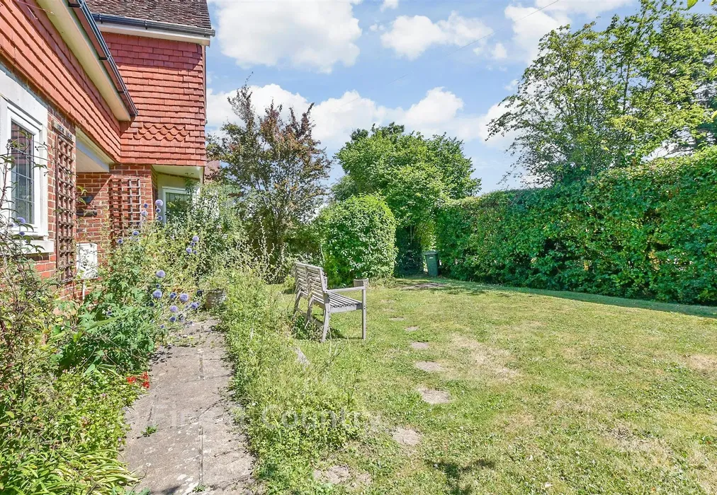 Front Garden - Maidstone Road, Horsmonden, Kent - Wards of Kent