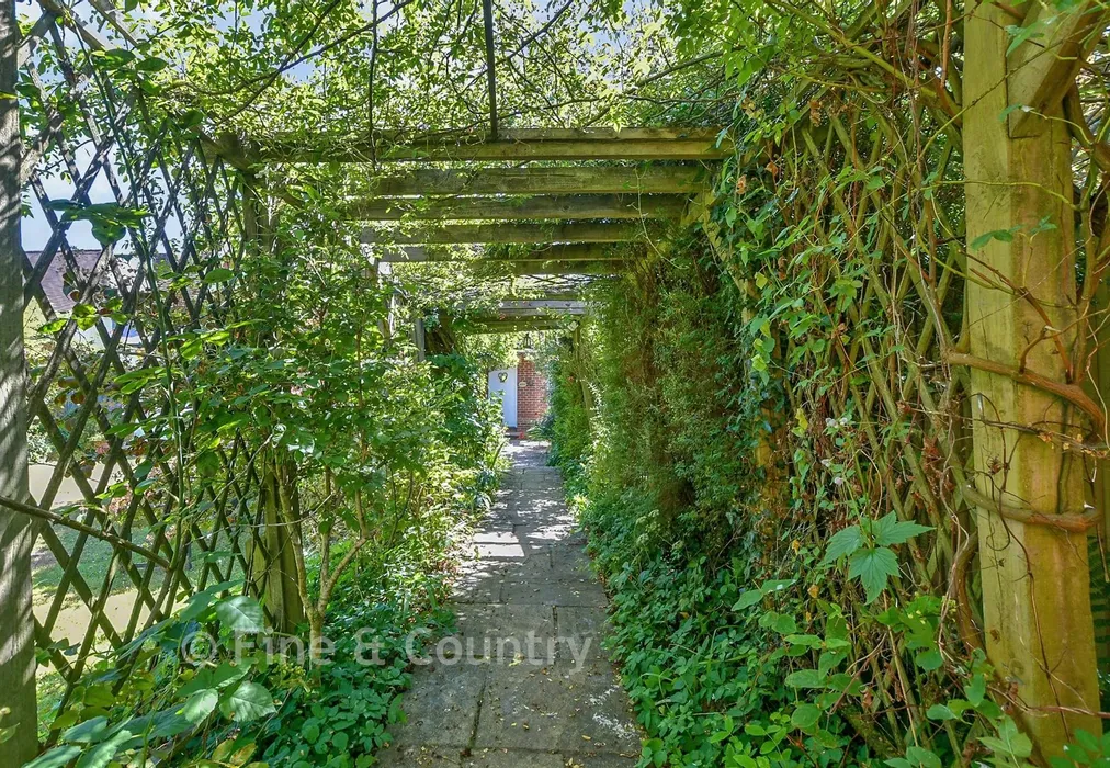 External Feature - Maidstone Road, Horsmonden, Kent - Wards of Kent