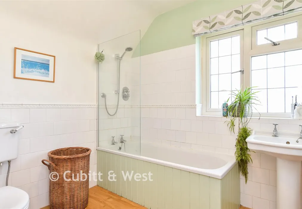 Bathroom - Ferrers Road, Lewes, East Sussex - Wards of Kent