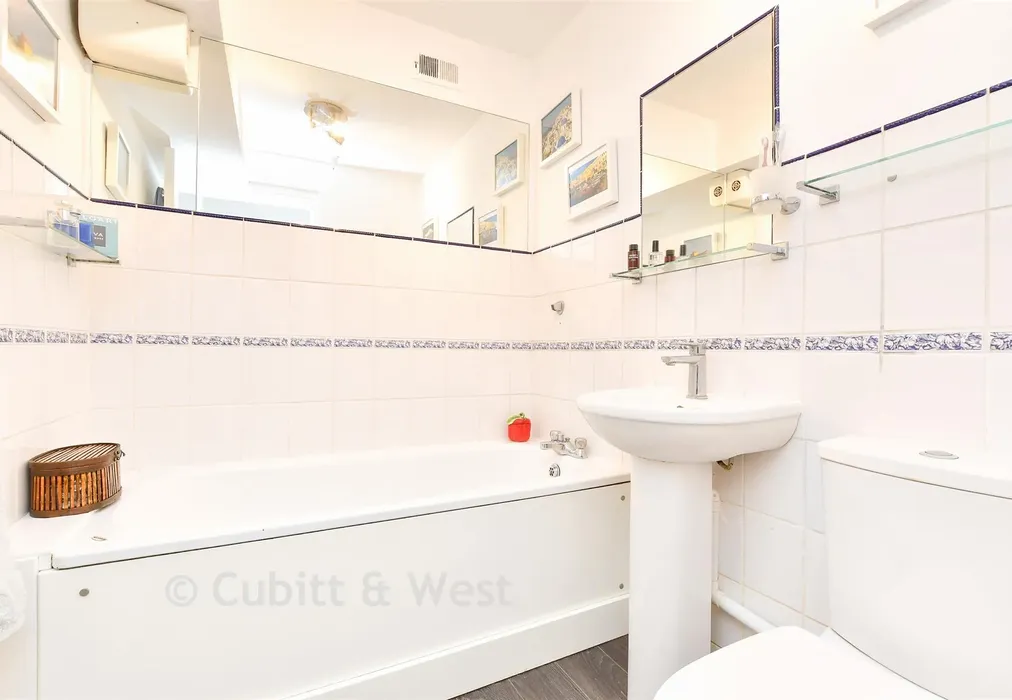 Bathroom - Stanley Road, Sutton, Surrey - Wards of Kent