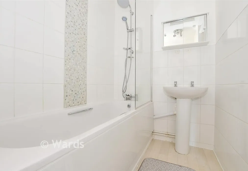 Bathroom - Barleycorn, Leybourne, Kent - Wards of Kent