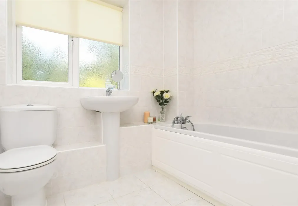 Bathroom - Carlton Road, Redhill, Surrey - Wards of Kent