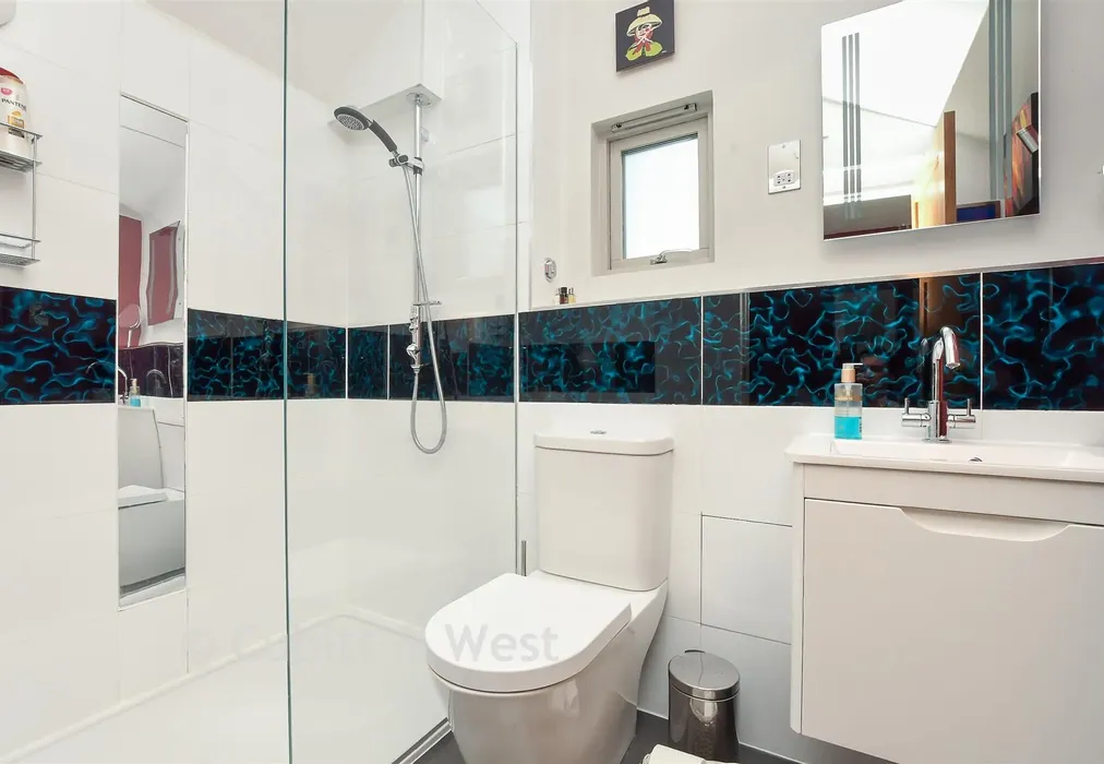 En-Suite Shower Room - Masons Bridge Road, Redhill, Surrey - Wards of Kent