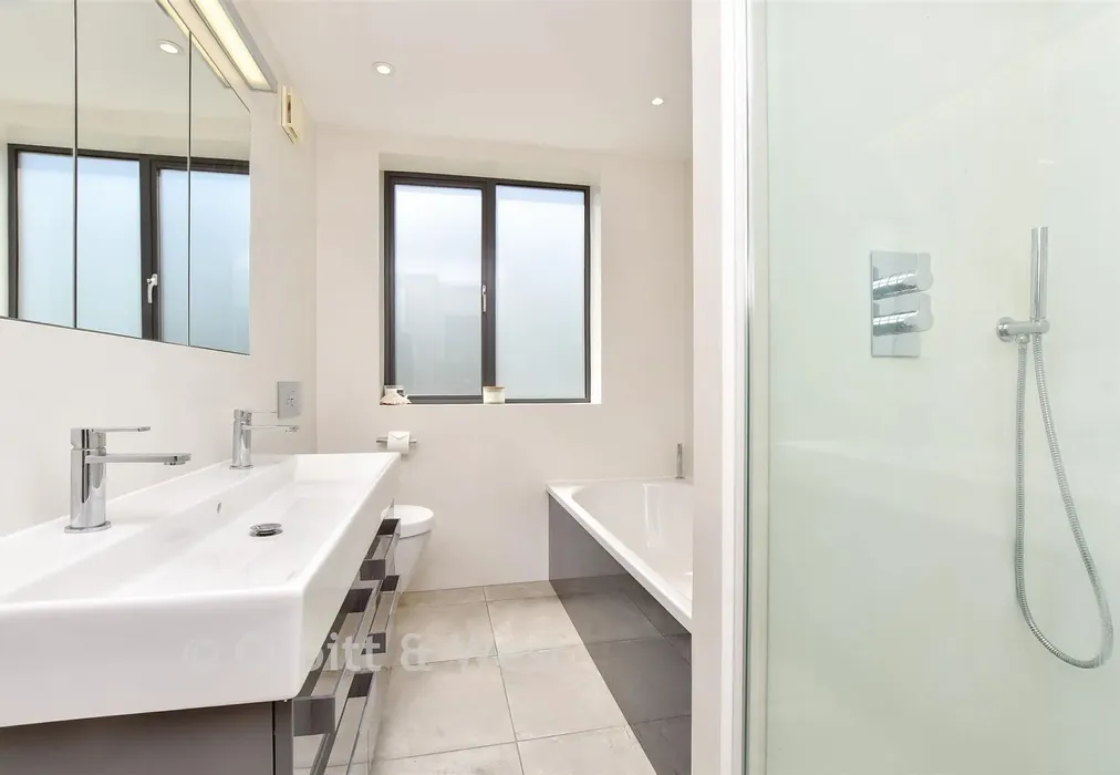 Bathroom - Morley Road, Sutton, Surrey - Wards of Kent