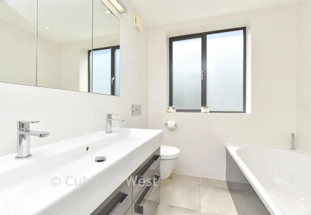 Bathroom - Morley Road, Sutton, Surrey - Wards of Kent